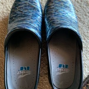 Womens Dansko clogs. Light weight